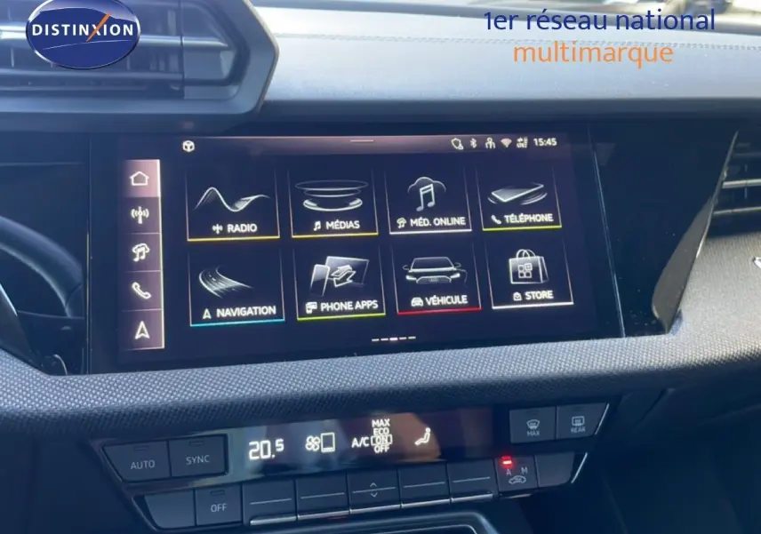Vue rapprochée de l’écran tactile central et de la console de l’Audi A3 Sportback noire, affichant les options multimédias et climatisation.