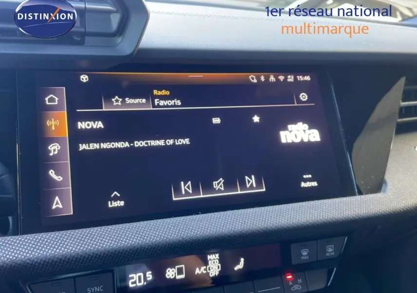 Vue rapprochée de l’écran tactile central de l’Audi A3 Sportback 2025 noir Mito Metal affichant la radio Nova.