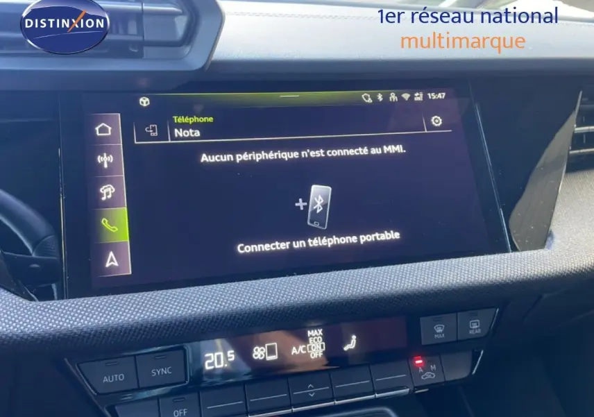 Vue rapprochée de l’écran tactile central et de la console de l’Audi A3 Sportback 40 TFSIe noir mito metal, intérieur moderne.