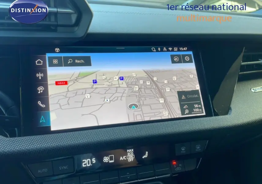 Vue rapprochée de l’écran tactile central du tableau de bord de l’Audi A3 Sportback noir, affichant la navigation GPS.