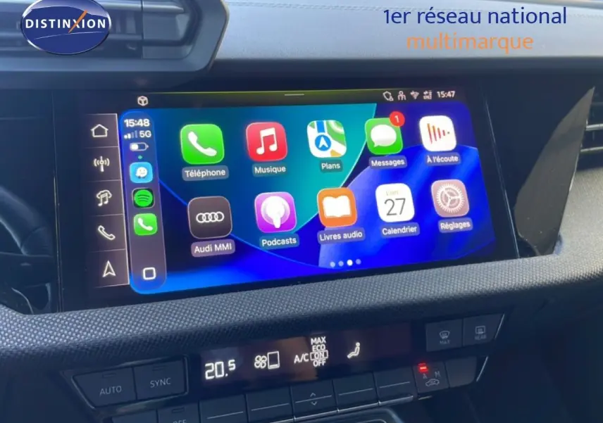Écran tactile central de l'Audi A3 Sportback 2025 avec interface Apple CarPlay, affichage net et tableau de bord noir.