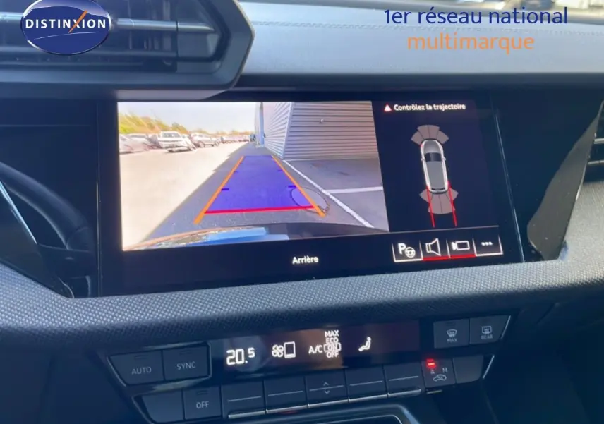 Écran central montrant la caméra de recul et l'affichage du tableau de bord d'une Audi A3 Sportback noire, vue intérieure.