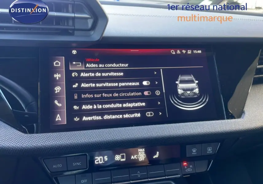Écran central tactile de l’Audi A3 Sportback 2025, affichant les aides à la conduite, intérieur noir.