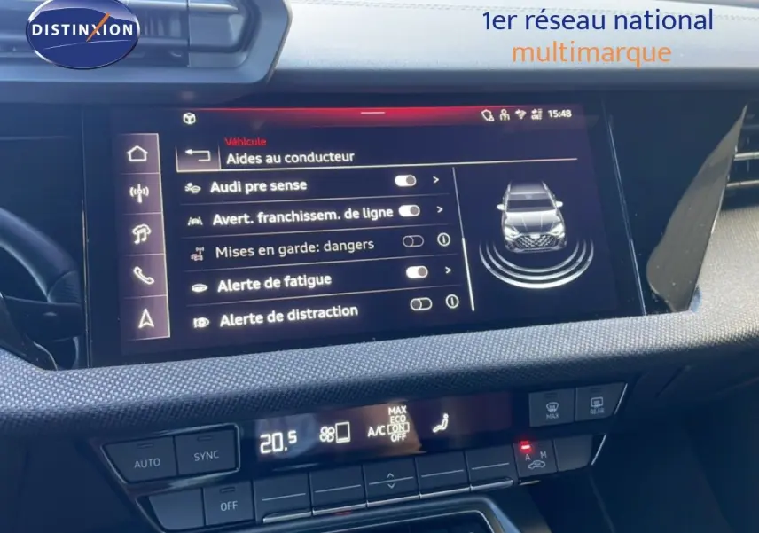Intérieur de l'Audi A3 Sportback 2025, écran central affichant les aides à la conduite, finition noire et moderne.