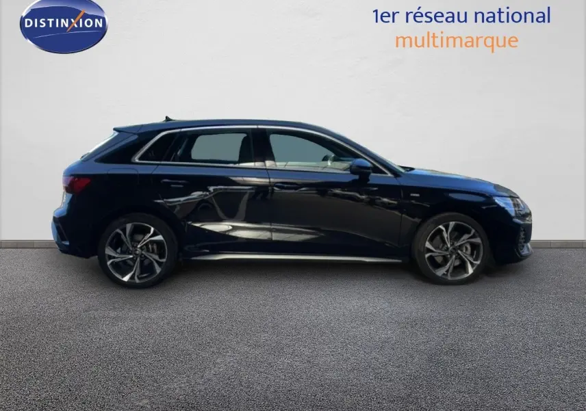 Audi A3 Sportback 2025 noir mito metal vue de profil côté gauche, avec jantes alliage et finition S-Line.