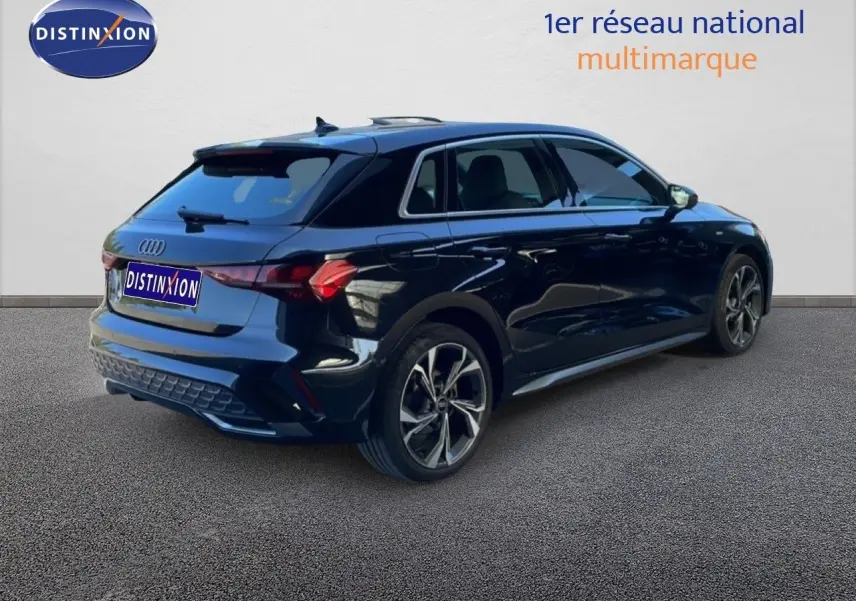 Audi A3 Sportback 40 TFSIe noir mito metal, vue 3/4 arrière droit mettant en valeur ses jantes et lignes épurées.