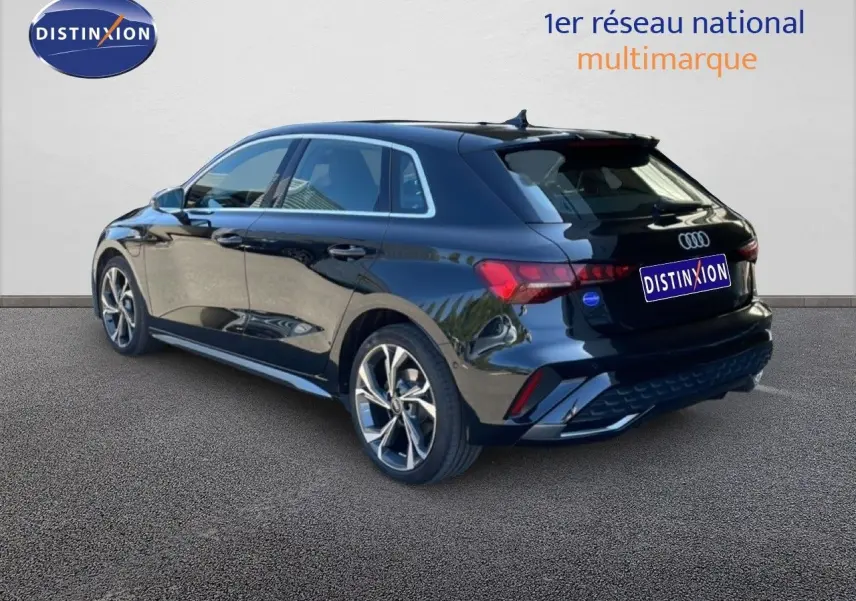Audi A3 Sportback noir mito metal vue 3/4 arrière droit, soulignant ses jantes alliage et son hayon compact.