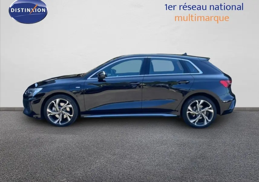 Profil côté gauche d'une Audi A3 Sportback 40 TFSIe hybride rechargeable noire Mito Metal, finition S-Line, roues alliage 18 pouces.