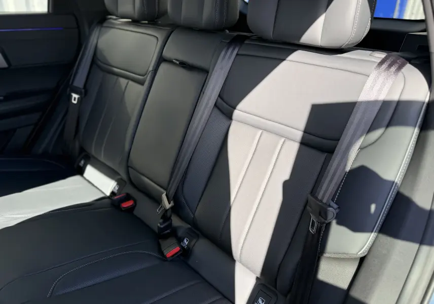 Vue rapprochée des sièges arrière noirs en cuir du JAECOO J7 PHEV 279 CH SHS-P EXCLUSIVE, avec ceintures de sécurité visibles.