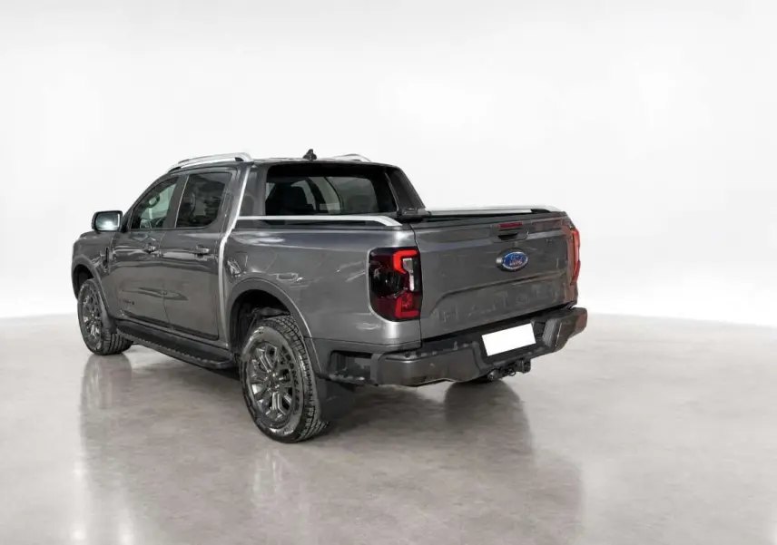 Ford Ranger 2.0 Wildtrak gris carbone vu 3/4 arrière droit avec arceau sport et jantes alu 18 pouces.