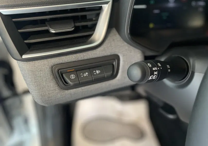 Détail du tableau de bord côté gauche de la Renault Clio 2025 avec commandes éclairage et aérateur encadré chromé satiné.