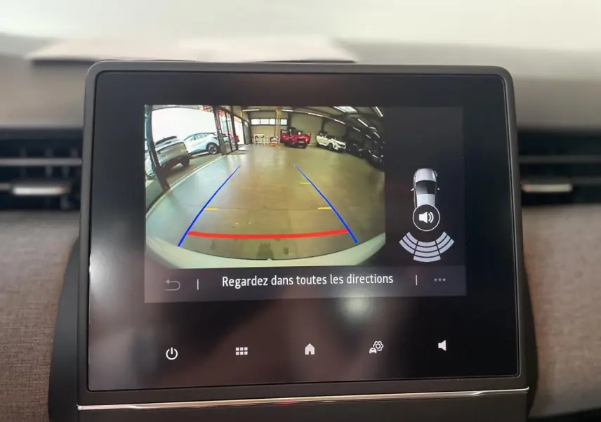 Écran tactile intérieur montrant la caméra de recul avec lignes de guidage sur Renault Clio blanc Glacier 2025.