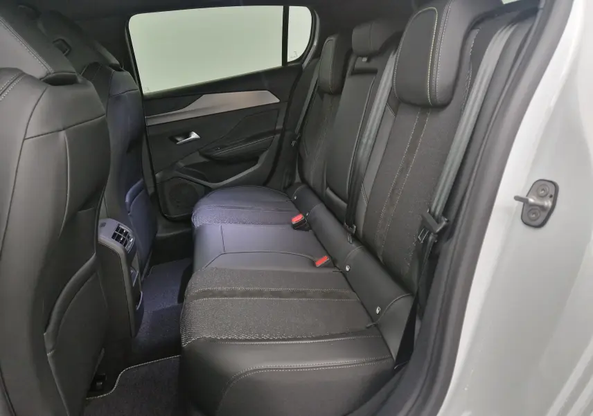 Vue intérieure côté droit des sièges arrière en tissu et cuir noir d'une Peugeot 308 blanche 2025 avec pack vision 360.