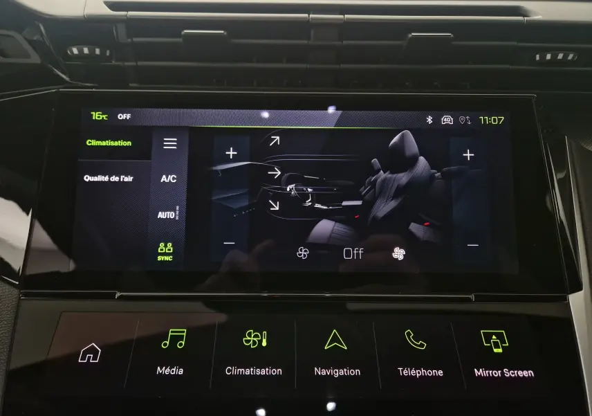 Écran tactile intérieur du Peugeot 308 2025 montrant les réglages de climatisation avec interface moderne noire et verte.