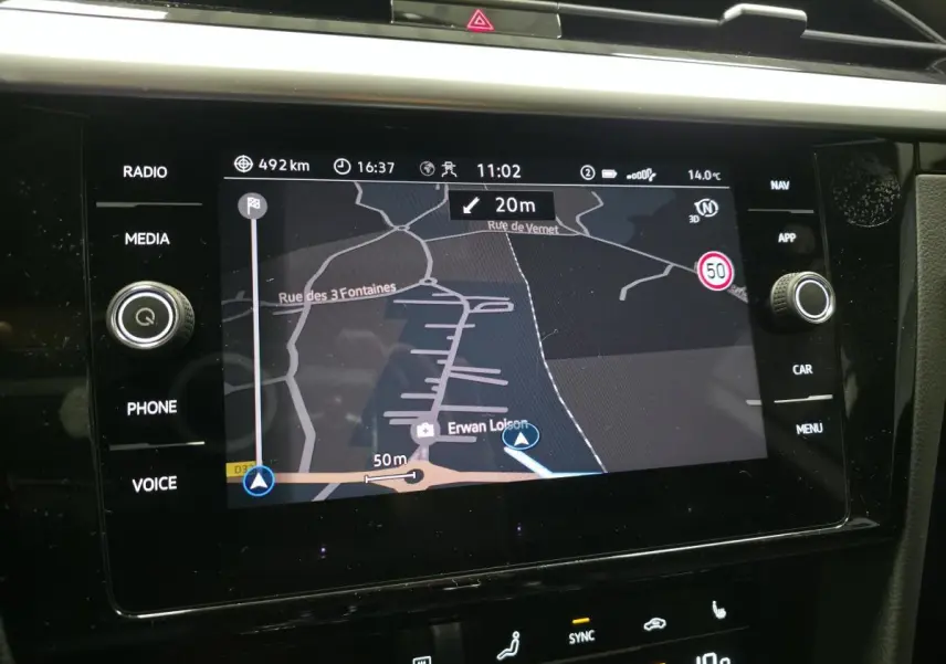 Écran tactile 8 pouces du système de navigation Volkswagen Arteon 2024 affichant une carte en mode nuit