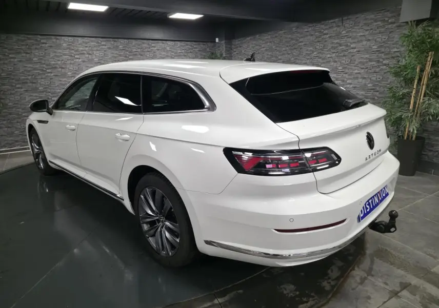 Volkswagen Artéon Shooting Brake blanc 3/4 arrière droit avec attelage rabattable et jantes alliage 18 pouces
