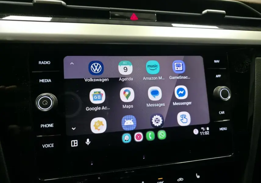 Écran tactile multimédia avec applications connectées dans l'habitacle d'une Volkswagen Arteon blanche 2024