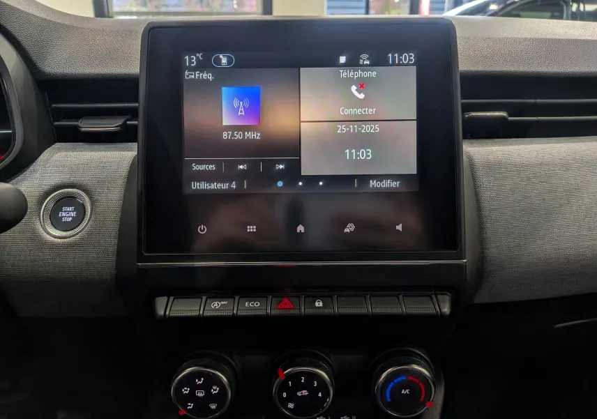 Écran tactile central avec commandes climatisation et bouton start dans l’habitacle d’une Renault Clio V 2025.