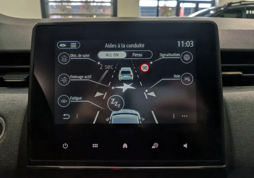Écran tactile intérieur montrant les aides à la conduite de la Renault Clio V avec interface moderne et lisible.