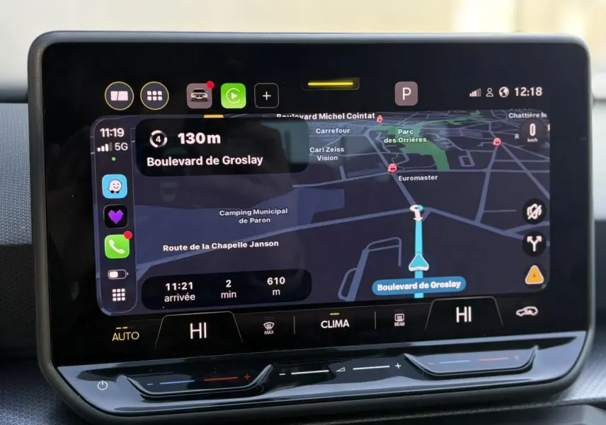 Écran tactile central du SEAT Leon 2025 affichant la navigation et les commandes de climatisation.