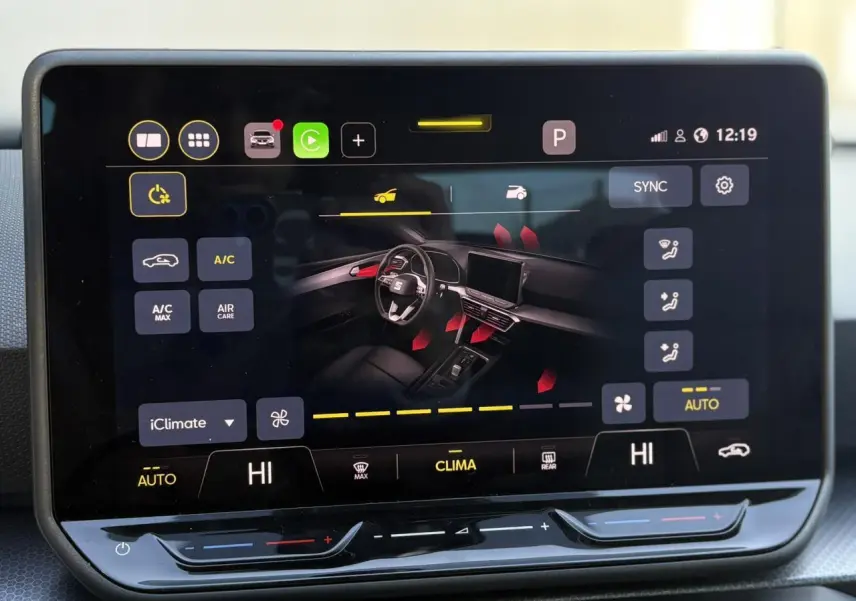 Écran tactile du système de climatisation affichant l'intérieur et les réglages du SEAT Leon 2025 en vue centrale.