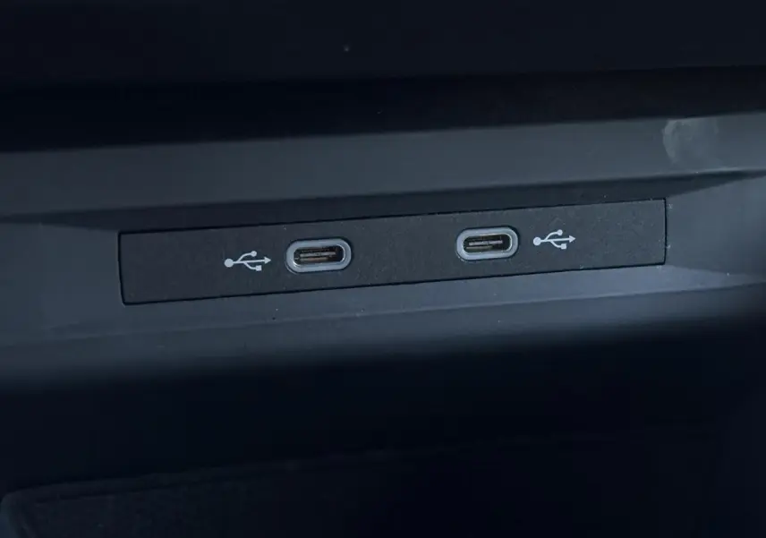 Gros plan sur deux ports USB-C noirs intégrés dans la console centrale d'une SEAT LEON 1.5 eTSI 115 DSG Style 2025.