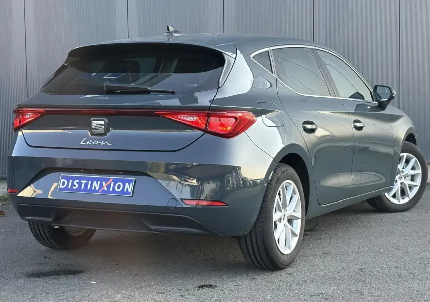 Vue 3/4 arrière droite d'une SEAT Leon 2025 Bleu Fjord avec feux arrière LED et jantes alliage 16 pouces.