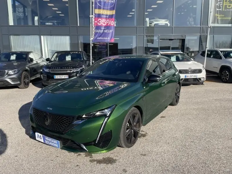 Peugeot 308 1.5 HDI 130 GT Pack vert olivine vue 3/4 avant droit, calandre noire et jantes foncées visibles.