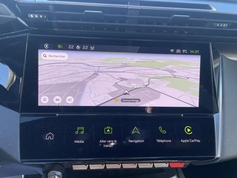 Vue rapprochée de l’écran tactile central du tableau de bord de la Peugeot 308, affichant la navigation GPS.