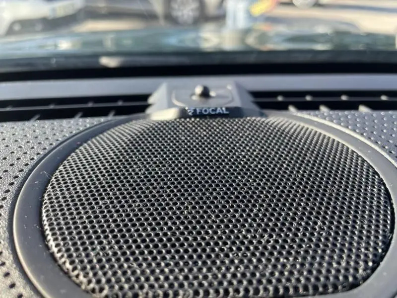Gros plan sur le haut-parleur Focal intégré au tableau de bord d'une Peugeot 308 1.5 HDI 130 GT PACK 2022.