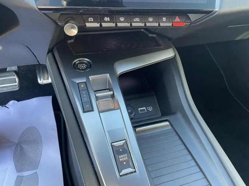 Vue intérieure centrée sur la console centrale de la Peugeot 308 1.5 HDI 130 GT PACK EAT8, avec commandes de boîte auto et bouton start/stop.