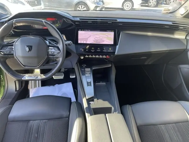 Vue intérieure avant de la Peugeot 308 1.5 HDI 130 GT PACK 2022, tableau de bord moderne avec écran tactile et volant compact noir.