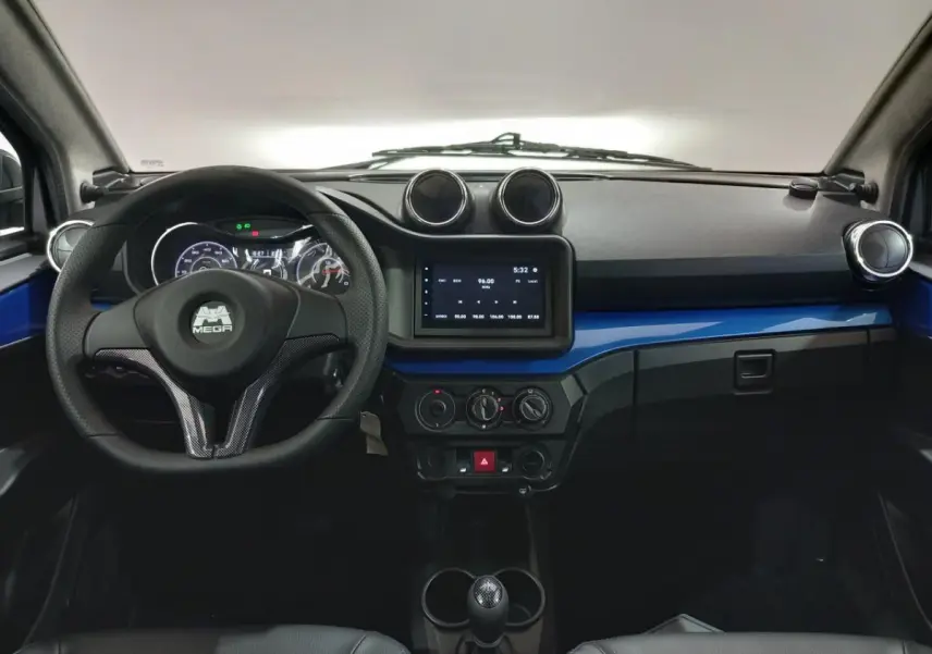 Vue intérieure frontale du tableau de bord bleu et noir de l'AIXAM MEGA E-SCOUTY EVO avec volant et écran tactile central.