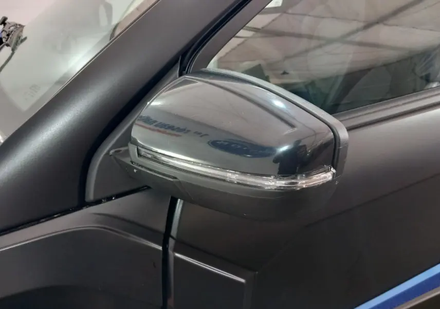 Rétroviseur extérieur côté conducteur noir avec clignotant intégré sur Aixam Mega E-Scouty Evo bleu.