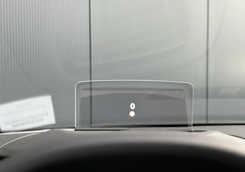 Affichage tête haute numérique du compteur de vitesse dans l'habitacle d'une Citroën C4 Hybrid 145 gris Mercury.