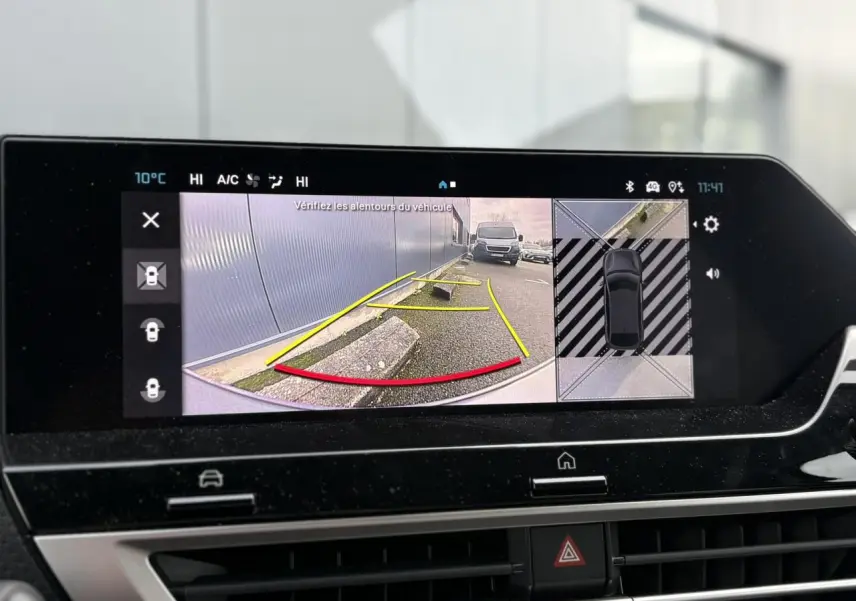 Écran tactile intérieur affichant la caméra 360° et la vue arrière du Citroën C4 Hybrid gris Mercury.