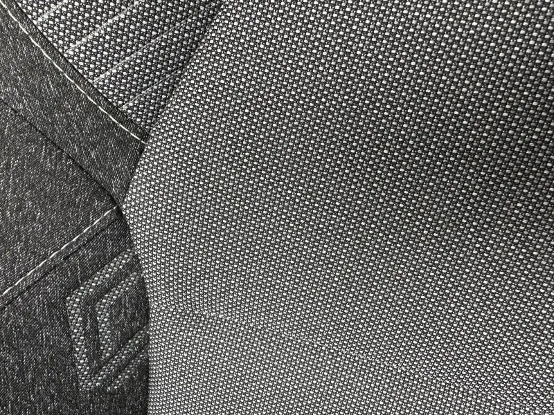 Gros plan sur le tissu gris texturé du siège avant du Renault Captur 1.6 E-Tech full hybrid 2025.