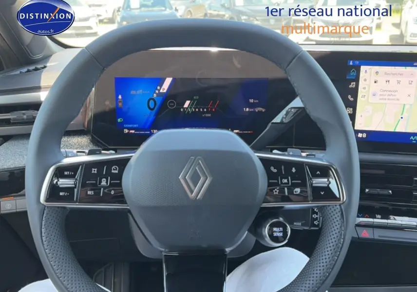 Vue intérieure centrée sur le volant gris et les écrans numériques du tableau de bord de la Renault Clio VI 2026.