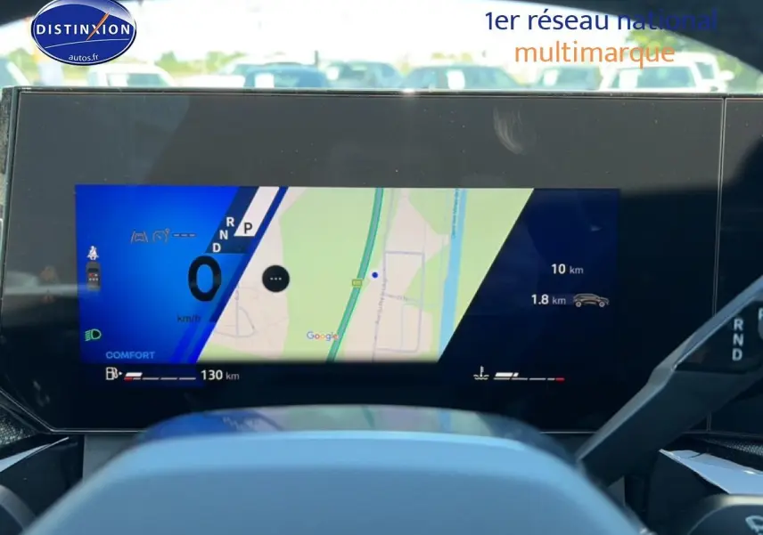 Vue rapprochée de l'écran multifonction 10,1 pouces de la Renault Clio VI gris schiste, affichant la navigation et le compteur digital.