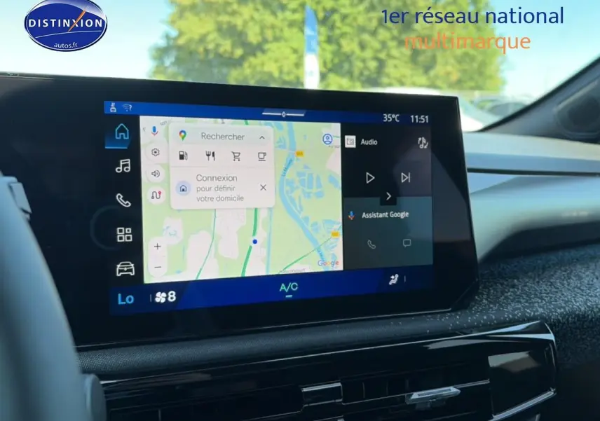 Écran multifonction 10 pouces de la Renault Clio VI gris schiste, vue intérieure côté conducteur avec navigation affichée.