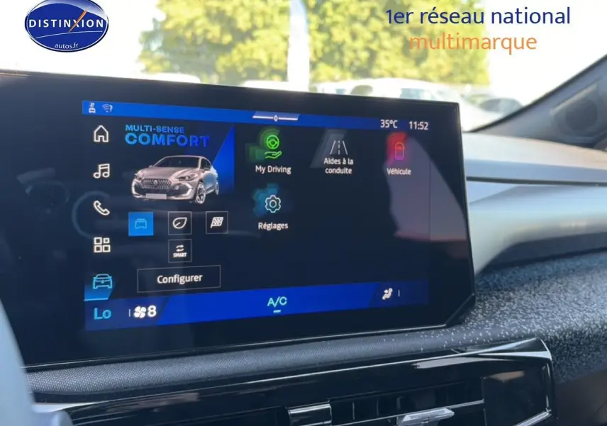 Écran multifonction 10 pouces de la Renault Clio VI gris schiste, vue intérieure centrée sur la console centrale.