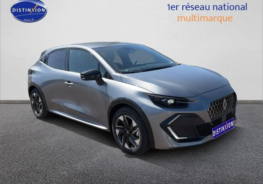 Renault Clio VI gris schiste vue 3/4 avant droit, avec jantes alliage et calandre au design moderne.