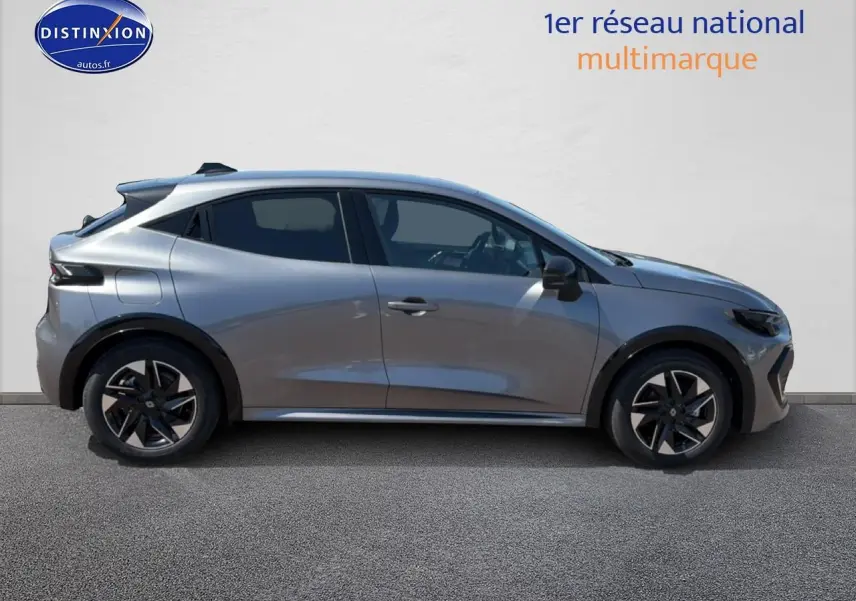 Profil droit d'une Renault Clio VI gris schiste 2026 avec jantes alliage et vitres teintées sur fond neutre.