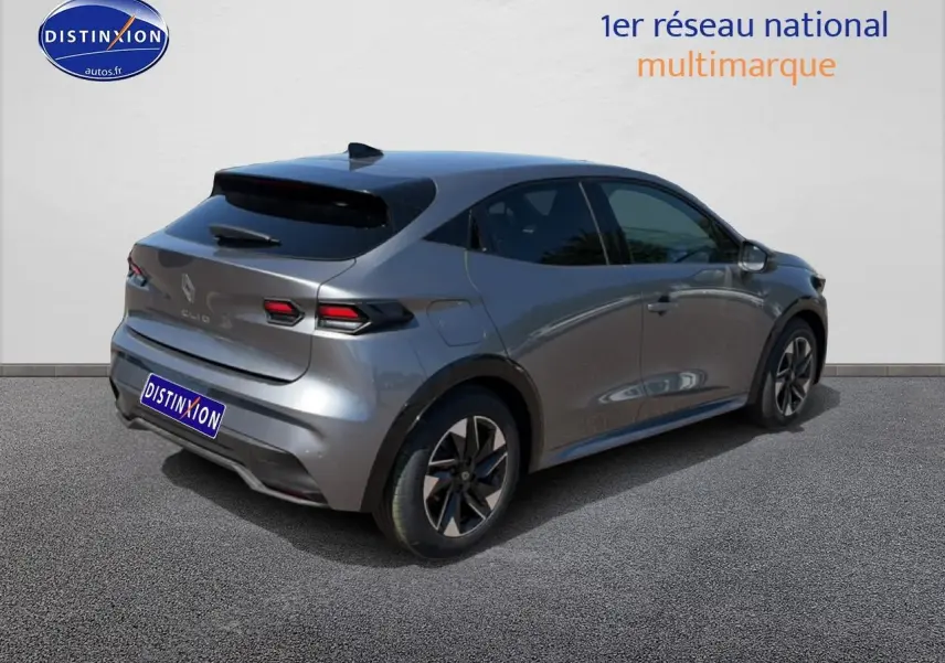 Renault Clio VI gris schiste vue 3/4 arrière droit, jantes alliage 16 pouces et vitres teintées.