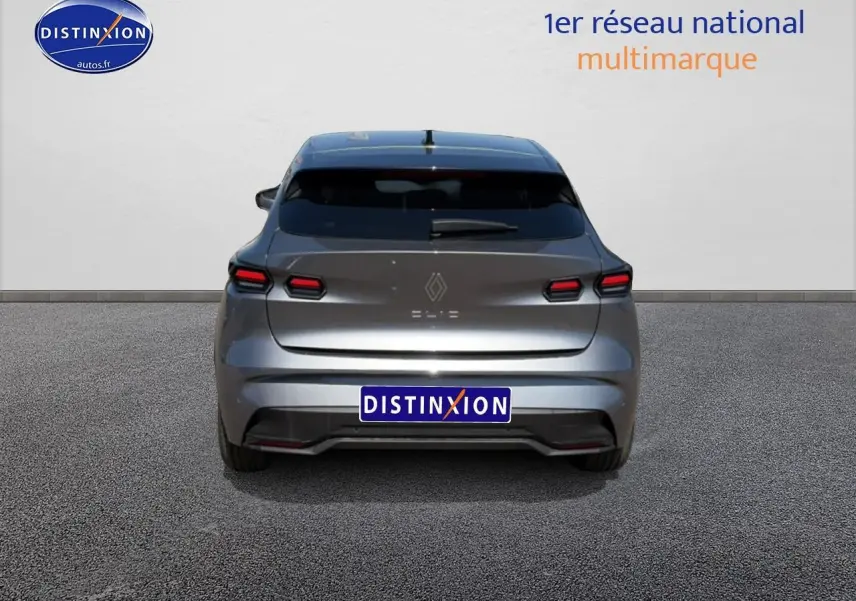 Vue arrière d'une Renault Clio VI gris schiste avec feux LED et lunette arrière teintée sur sol bitumé.