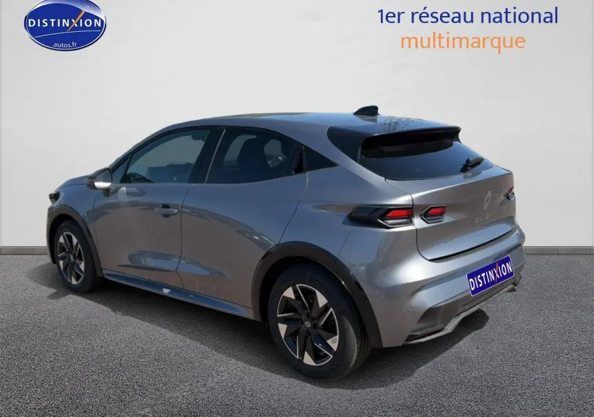 Renault Clio VI gris schiste vue 3/4 arrière droit, jantes alliage 16 pouces et feux LED distinctifs.