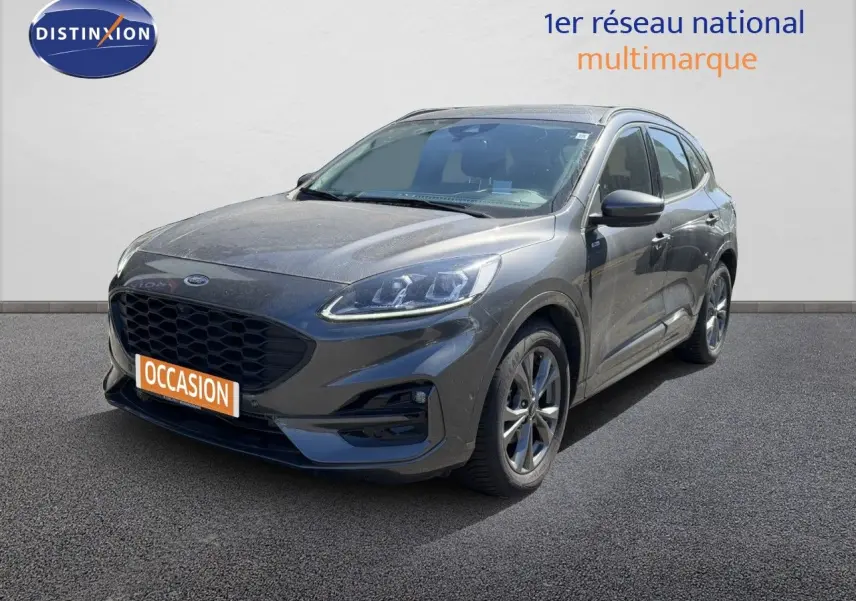 Ford Kuga 2024 gris magnétique métal en 3/4 avant droit avec calandre noire et jantes alliage.