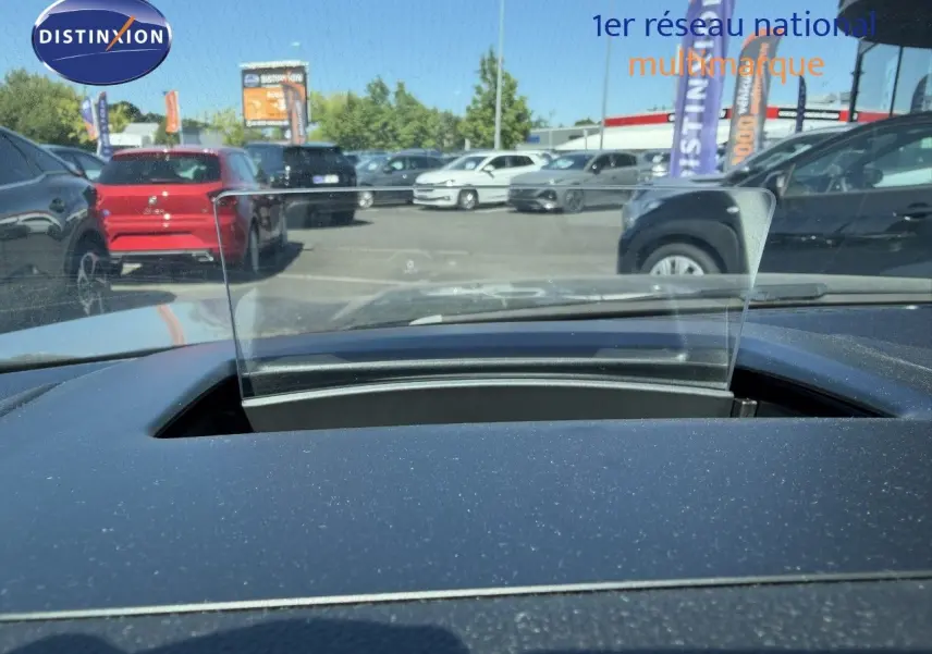 Vue depuis l'intérieur du Ford Kuga 2024 gris magnétique, mettant en valeur le head-up display transparent sur le tableau de bord.
