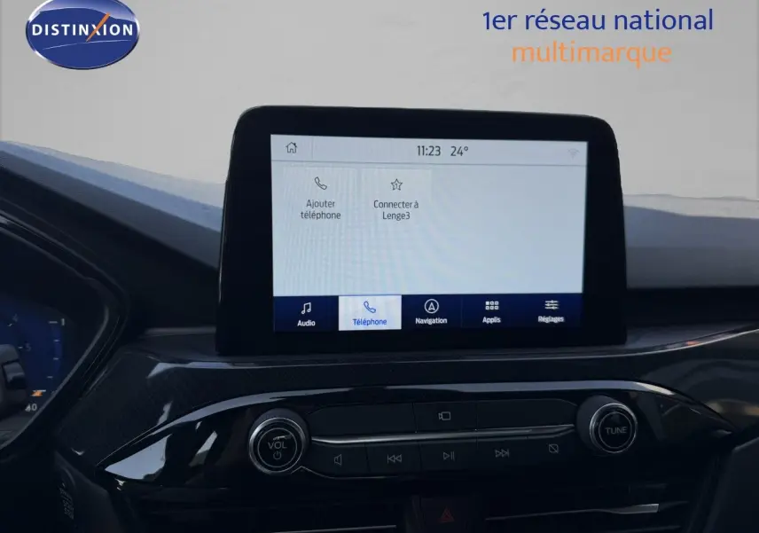Vue rapprochée de l'écran tactile central et de la console multimédia du Ford Kuga 2024, finition ST-LINE.