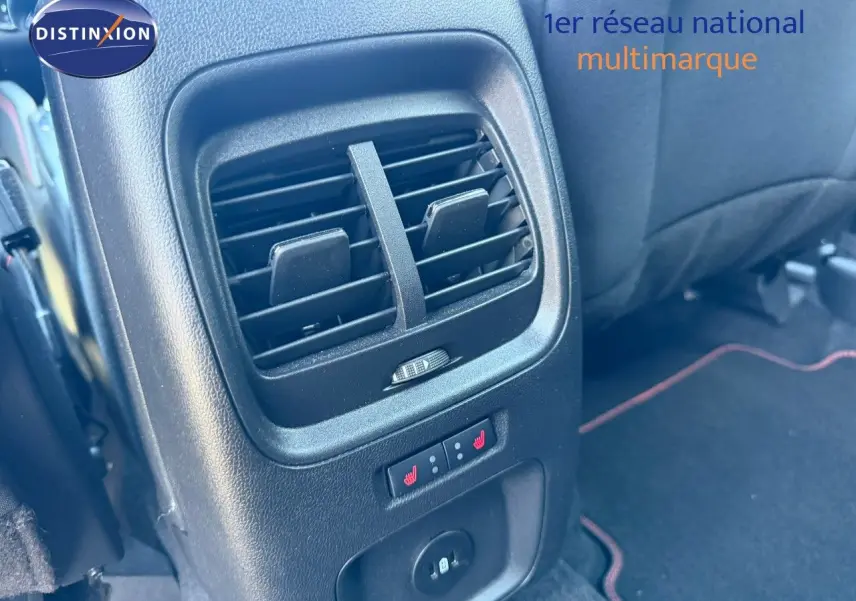 Détail de la console arrière avec aérateurs et commandes de sièges chauffants du Ford Kuga gris magnétique 2024.